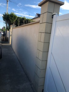 Photo de galerie - Montage d une clôture avec installation d’un portail avec portillon +réalisation d enduit 