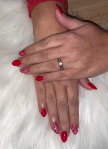 Photo de galerie - Pose au chablon forme amande et sublime vernis semi-permanent rouge 