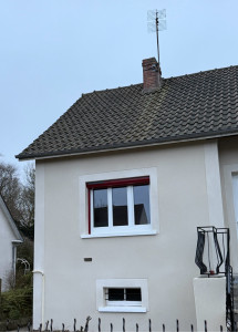 Photo de galerie - Un crépis gratté à été réalisé avec un changement de fenêtres aux nouvelles normes et de volets roulants 