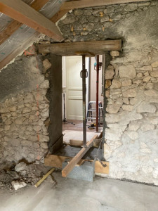 Photo de galerie - Ouverture d'une porte dans un mur en pierre ! pose d'un linteau chêne 