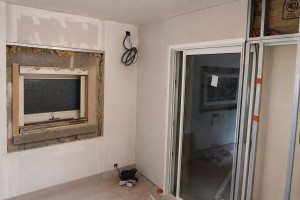 Photo de galerie - Rénovation intérieure : création d'une ouverture dans un mur, pose d'une fenêtre, installation d'une menuiserie coulissante à galandage et réalisation des cloisons en placo avec isolation. 
