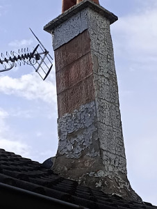 Photo de galerie - Cheminée vraiment très abîmé,j'ai tout retiré,mis une trame un enduro décoratif ( taloché)
