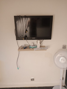 Photo de galerie - Fixation du TV au mur avec son support 
