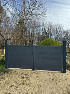 Photo de galerie - Pose d’un  portail aluminium 
