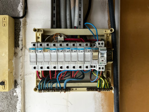 Photo de galerie - Projet Saint Joseph de Porterie [AVANT]: absence de différentiel et présence de porte fusible avec un neutre commun à supprimer 