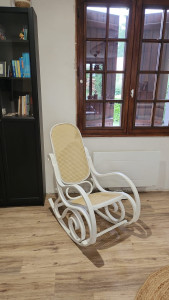 Photo de galerie - Rénovation, customisation d'un vieux rockingchair avec peinture blanche.