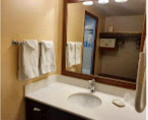Photo de galerie - Nettoyage de lavabo toujours dans l'hôtel Newport Baby étant que femme de chambre 