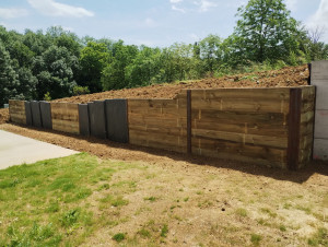 Photo de galerie - Mur de soutien schiste et madrier bois 