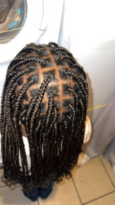 Photo de galerie - Modèle de tresses (braids) avec traçages nets, réalisé par mes soins. Je propose mes services de coiffure à domicile.⁠