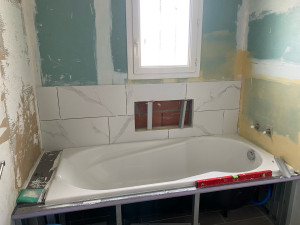 Photo de galerie - Salle de bain pose de baignoire faïence carrelage meuble