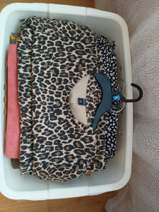 Photo de galerie - Repassage à la panière pour cliente. Avec vêtements  poser en dedosé pour vêtements  sur cintre