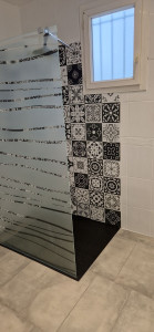 Photo de galerie - Réalisation d'une douche avec remplacement du carrelage sol, pose de panneaux décoratif dans la douche et peinture sur carrelage. 