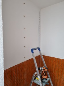 Photo de galerie - Création d'un placard sécurisé avec étagères de rangements dans une copropriété.