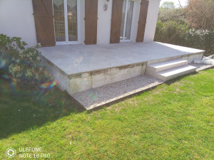 Photo de galerie - Terrasse en dale de grée 60 x60 et soubassement gris anthracite pour finition 