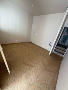 Photo de galerie - Pose de carrelage en cheuvron pour agence immobilière 
