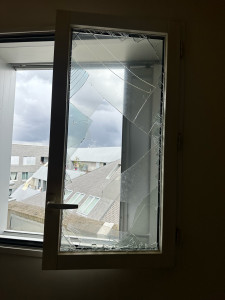 Photo de galerie - Double vitrage cassé