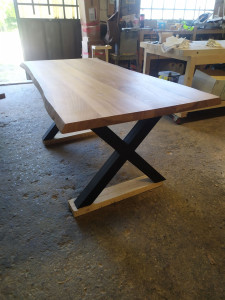 Photo de galerie - Réalisation de meuble 
table haute 
table basse 
planche à découper 
étagère murale 
montage cuisine 
