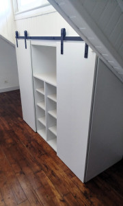 Photo de galerie - Petit dressing avec portes coulissantes, conception et installation
