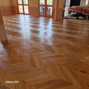 Photo de galerie - Poses de parkis massifs collés en empointe d'Hongrie