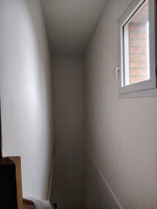 Photo de galerie - Detapissage complet ré enduisage lisse du support pour accueillir une peinture taupe en finissions 