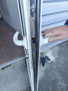 Photo de galerie - Remplacement d'une serrure défaillante (serrure défaillante sur photo)