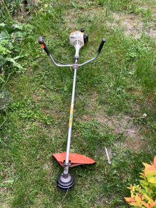Photo de galerie - Matériels de débrouillages ainsi que une tondeuse pour tonte et tailles haie pour tailles 
