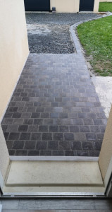 Photo de galerie - Entrée de maison en pavé avec chainage 