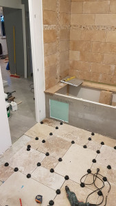 Photo de galerie - Salle de bain, étanchéité et pose de travertin pour une salle de bain