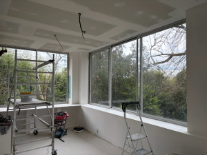 Photo de galerie - Isolation et création d un faux plafond dans une véranda pose de ba13 sur ossature rails/montants , traitement des joints , 1 couche d impression 