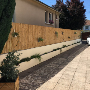 Photo de galerie - Pose de bambou sur grillage 