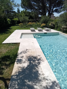 Photo de galerie - Entretien régulier de la piscine dans un gîte. 