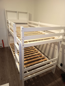 Photo de galerie - Démontage de l'ancien lit et mise en place du nouveau lit superposé 