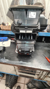 Photo de galerie - Depose bloc chauffage clim HS , pour remplacement . Sur bmw 