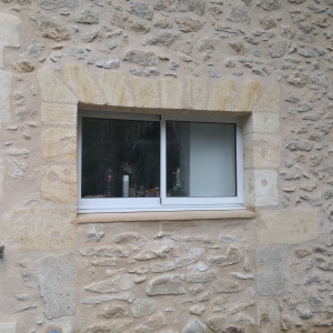 Photo de galerie - Rénovation façade, piquage et restauration des pierres de linteau.