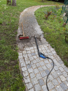 Photo de galerie - Nettoyage au jet d'eau haute pression d'une allée en pavés