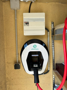 Photo de galerie - Pose d’une borne de recharge électrique 