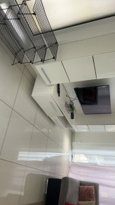 Photo de galerie - Nettoyage complet d’un salon : dépoussiérage, aspiration et lavage des sols, nettoyage des surfaces et rangement pour un intérieur propre, soigné et agréable.