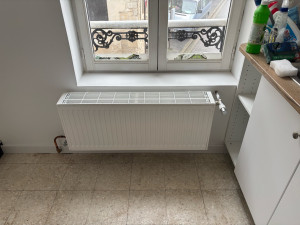 Photo de galerie - Pose d’un radiateur standard, Alimentation départ/retour en cuivre, Pose du kits robinet thermostatique.