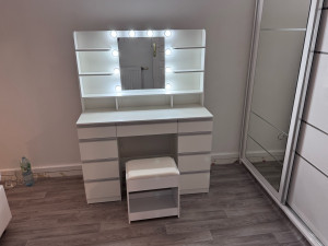 Photo de galerie - Coiffeuse et chaise de coiffeuse 