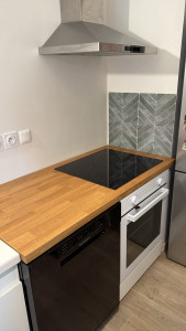 Photo de galerie - Pose de plan de travail, installation plaques de cuisson et four.