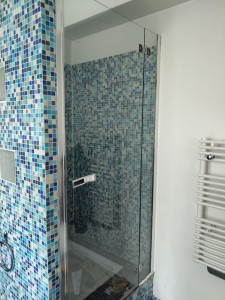 Photo de galerie - Montage d'une porte de douche 