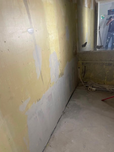 Photo de galerie - Avant : état initial de la salle de bain.