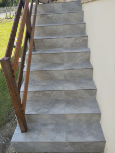Photo de galerie - Escalier extérieur carreaux anti dérapent 
