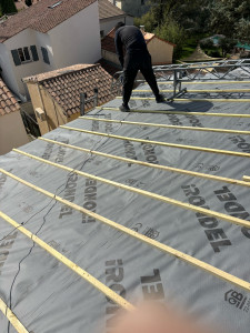 Photo de galerie - Pose d’un écran sous toiture avec pose de contrellate pour l’aération entre les tuiles et l’écran sous toiture