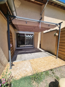 Photo de galerie - Installation d'une pergola avec adaptation 