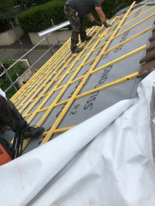 Photo de galerie - Pose de la charpente secondaire et installation des écrans sous toiture pour renforcer l’étanchéité et la ventilation de la toiture après réfection. 