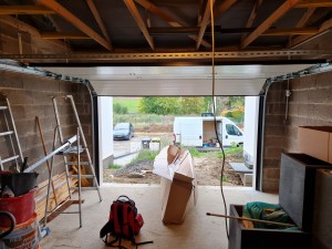 Photo de galerie - Installation porte sectionnel garage motorisé 