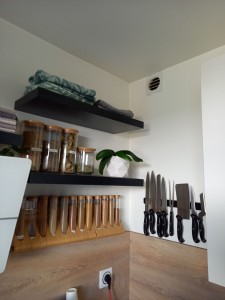 Photo de galerie - Pose d'ustensiles pour cuisine : porte couteaux, porte epices et porte serviettes 