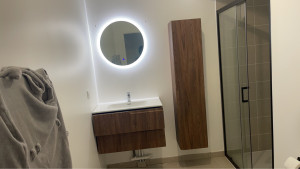 Photo de galerie - Nouvelle installation de meubles de salle plus miroir 