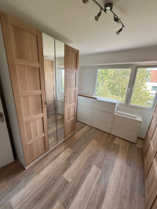 Photo de galerie - Pose de parquet clipsable plus pose de tapisserie 